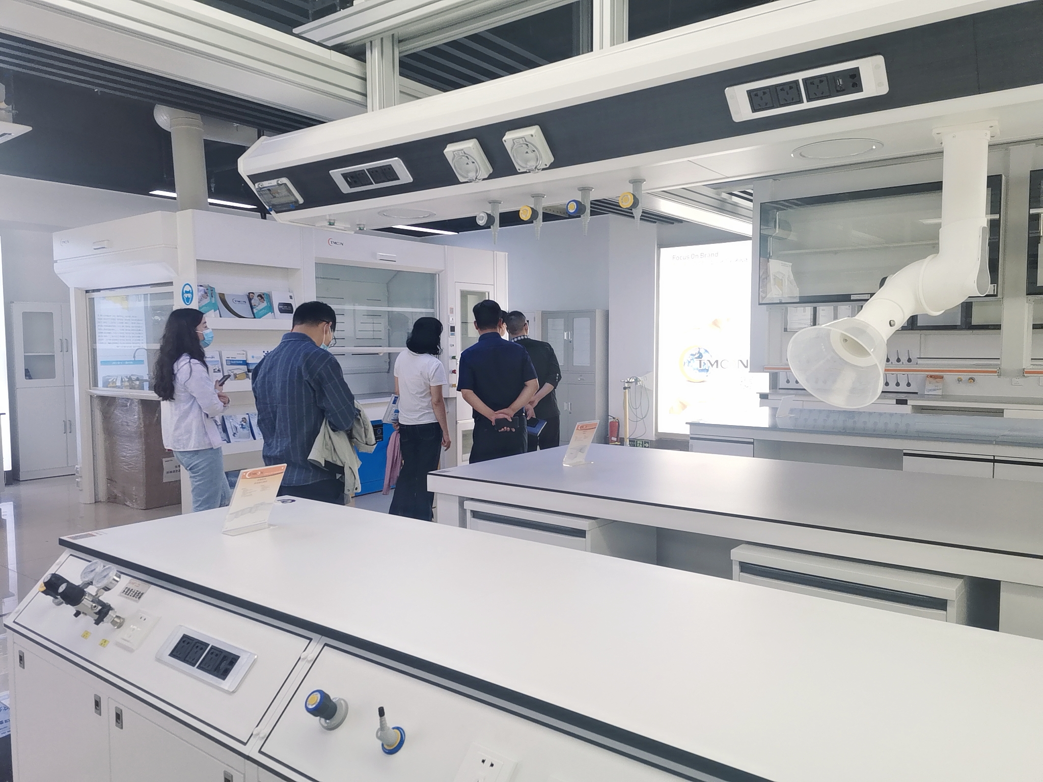 南岸区科技局简静副局长、南岸区金融办韦桂良副主任来我司参观指导